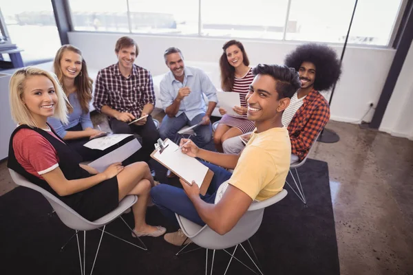 Geschäftsleute im Amt — Stockfoto