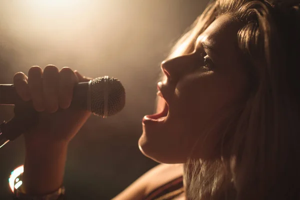 Sängerin tritt in Nachtclub auf — Stockfoto