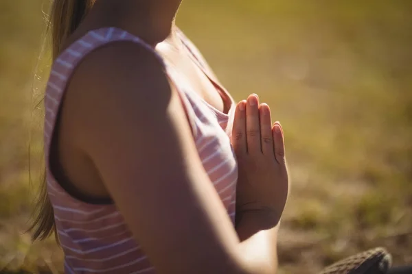 Woman practicing yoga during obstacle course — Stock Photo, Image