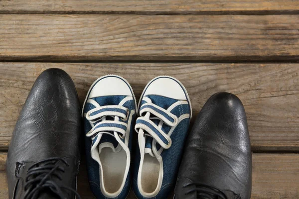 Zapatos en mesa de madera — Foto de Stock