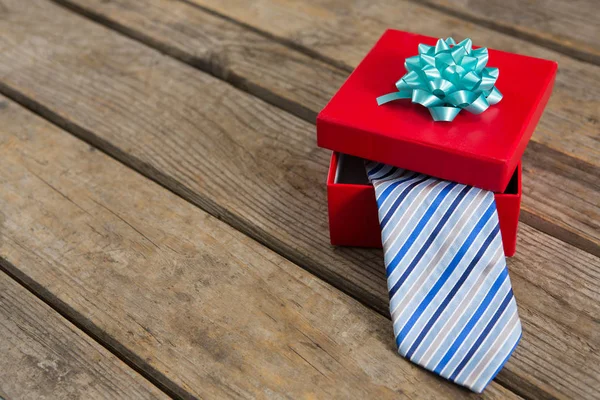 Krawatte in Geschenkbox auf Holztisch — Stockfoto