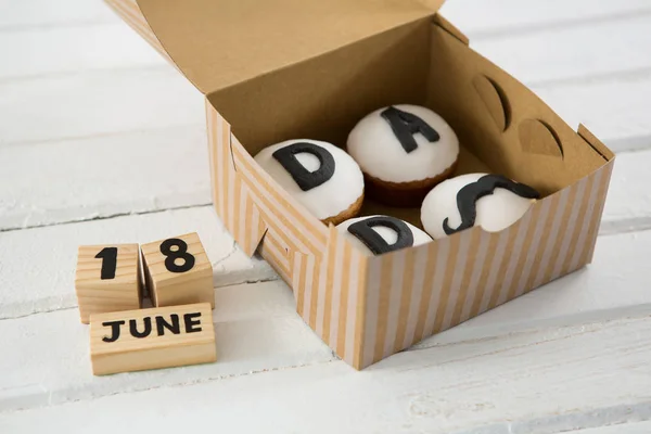 Cupcakes con texto en caja y calendario — Foto de Stock