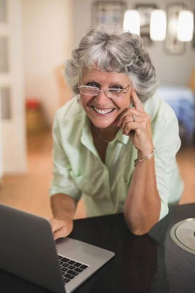 Mosolygós idős nő használ laptop — Stock Fotó