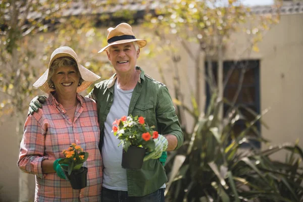 Couple âgé tenant des plantes en pot — Photo