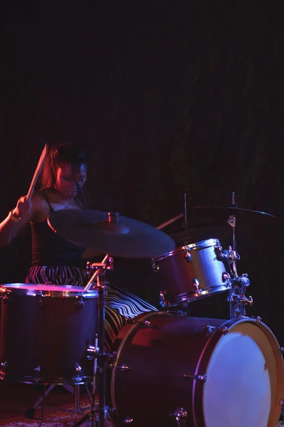 Female playing drum kit — Stock Photo, Image