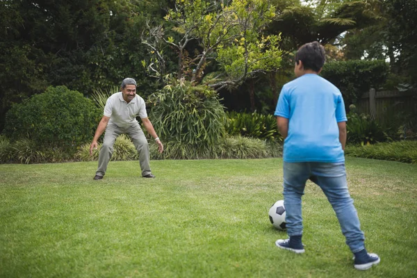 Menino jogando futebol com o avô — Fotografia de Stock
