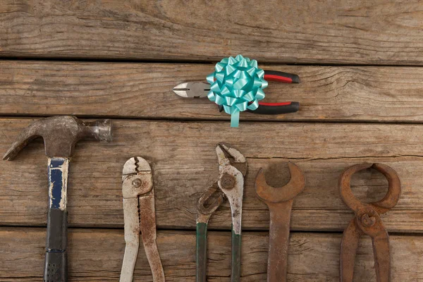 Platrondbektang met lint met de hand tools op tafel — Stockfoto