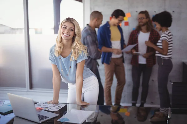 Mujer de negocios apoyada en la mesa — Foto de Stock