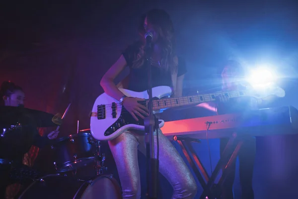 Female band performing  in nightclub — Stock Photo, Image