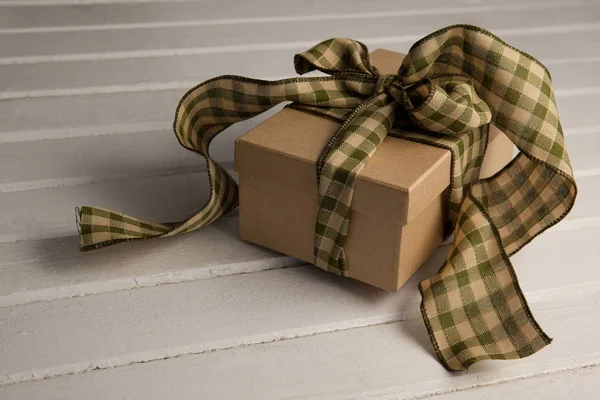 Caja de regalo atada sobre tabla de madera —  Fotos de Stock