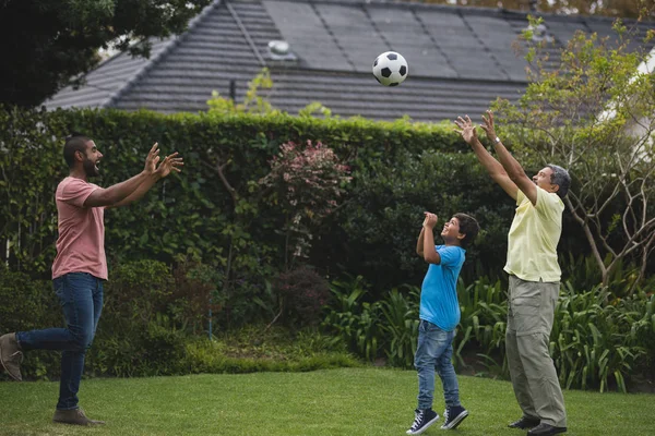 Familia jugando con pelota de fútbol —  Fotos de Stock