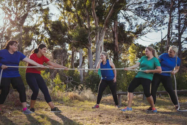 Mulheres jogando rebocador de guerra — Fotografia de Stock