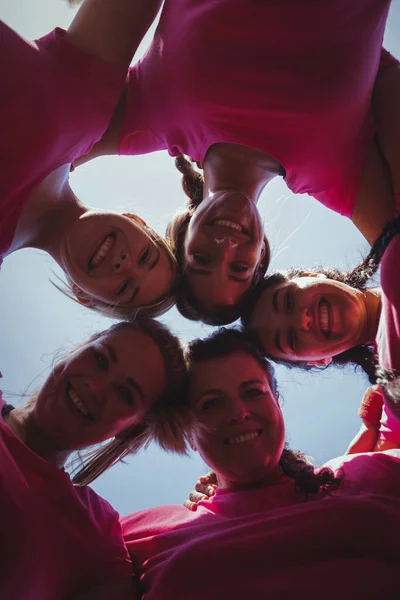 Mujeres formando huddles — Foto de Stock