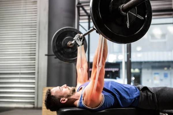 Uomo che si allena in palestra — Foto Stock