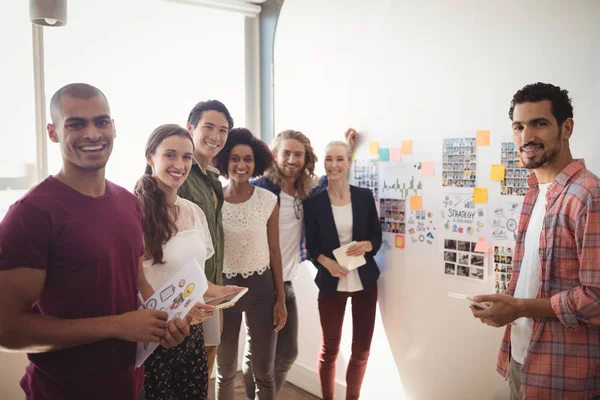 Gente de negocios de pie en la oficina creativa —  Fotos de Stock