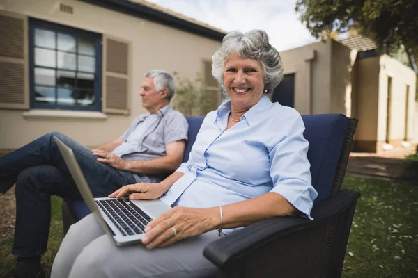 Senior kobietę laptopa na kanapie — Zdjęcie stockowe