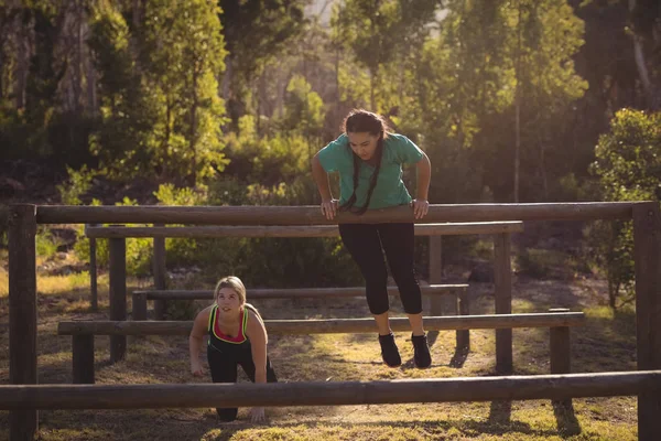 Mujeres ejercitándose en equipo al aire libre —  Fotos de Stock