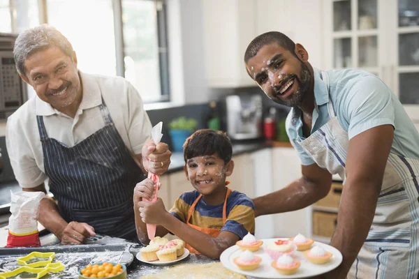Familia multigeneracional que prepara alimentos dulces —  Fotos de Stock