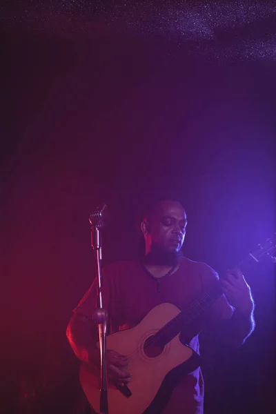 Guitarrista masculino actuando en concierto — Foto de Stock