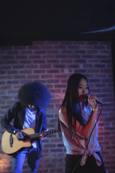 Cantor e guitarrista atuando em boate — Fotografia de Stock