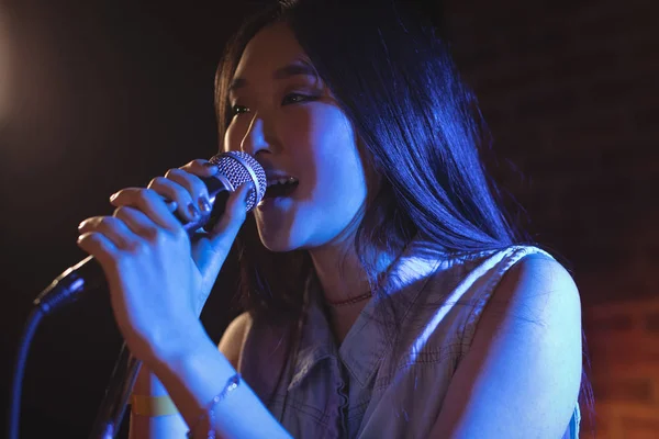 Sångerska som sjunger på konsert — Stockfoto