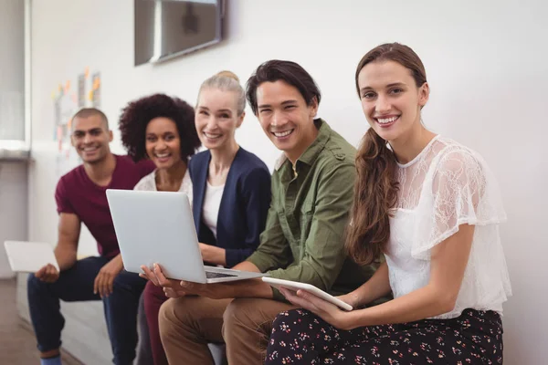 Colleghi d'affari che lavorano insieme da muro — Foto Stock