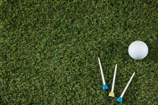 Bola de golfe com tee no campo — Fotografia de Stock