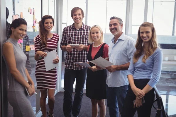 Gente de negocios de pie en la oficina — Foto de Stock