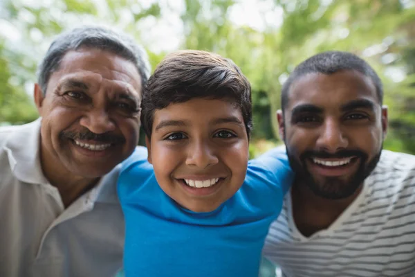 Sonriente familia multi-generación —  Fotos de Stock