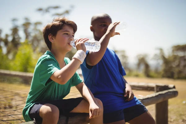 Niños bebiendo agua después del entrenamiento — Foto de Stock