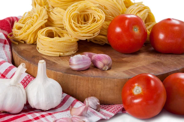 Fetuccine crudo con tomates y ajo — Foto de Stock