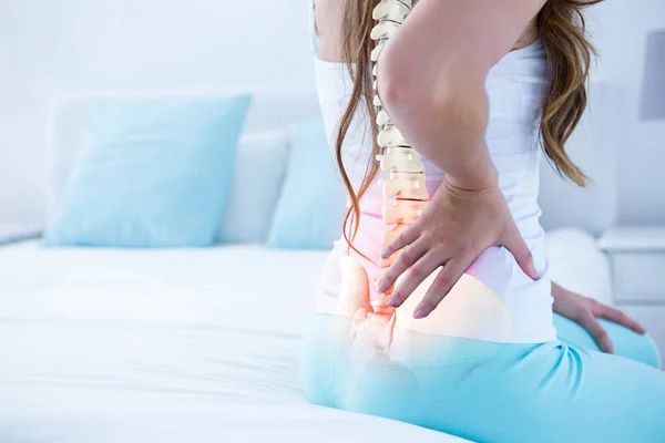 Mujer con dolor de espalda — Foto de Stock