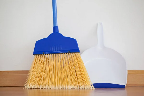 Dustpan and sweeping broom — Stock Photo, Image
