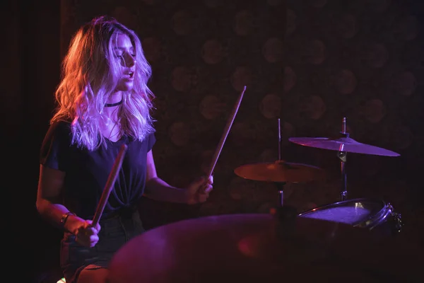 Vrouwelijke drummer uitvoeren op het podium — Stockfoto