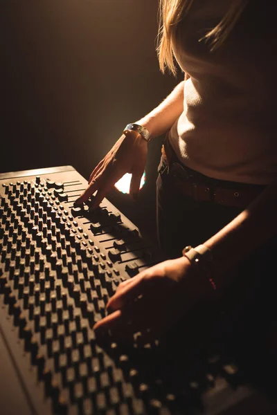 Mujer operando mezclador de sonido — Foto de Stock