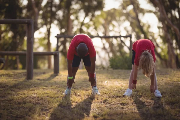 Kinderen stretching oefening uitvoeren — Stockfoto