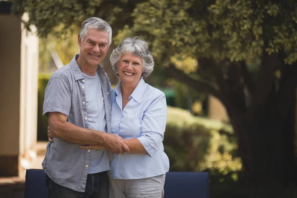 Äldre par stående i bakgård — Stockfoto