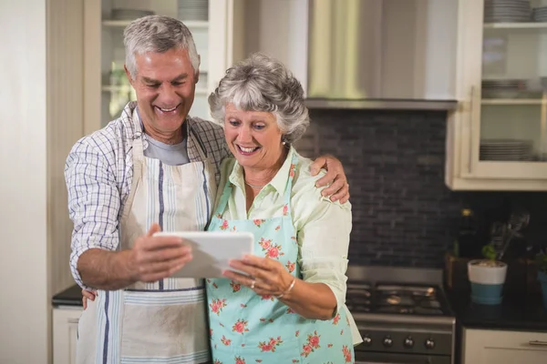 Oudere paar met behulp van digitale tablet — Stockfoto