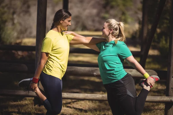 Femmes faisant de l'exercice pendant le parcours d'obstacles — Photo