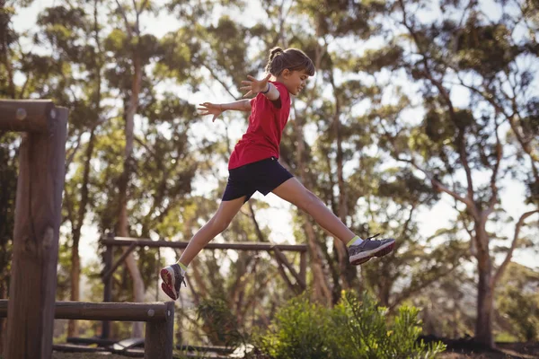 Determinado chica saltar por encima de obstáculo — Foto de Stock