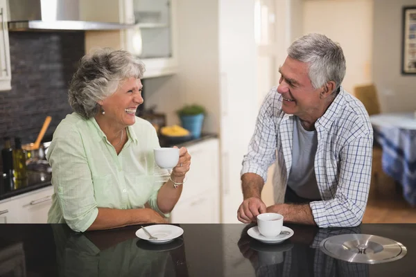 Pareja buscando beber café — Foto de Stock