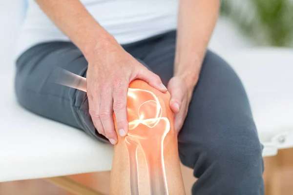 Man bedrijf zere knie — Stockfoto