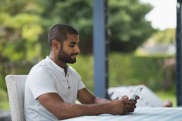 Man using digital tablet — Stock Photo, Image