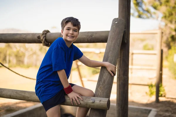 Niño sentado en equipo al aire libre — Foto de Stock