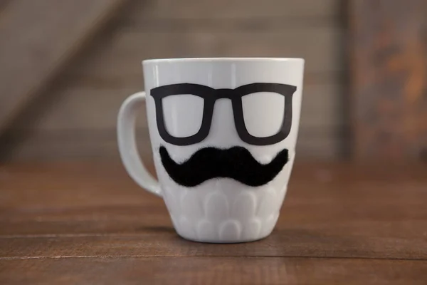 Kaffemugg med mustasch och glasögon — Stockfoto