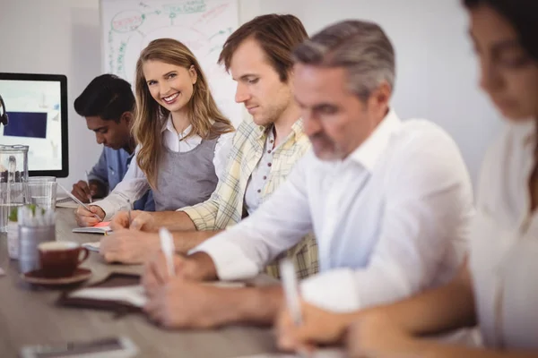 Zakenvrouw zitten met collega 's — Stockfoto