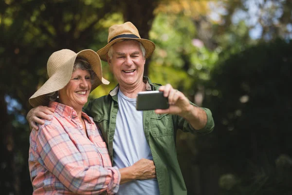 Pareja mayor tomando selfi — Foto de Stock