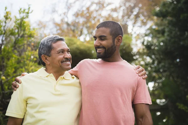 Man looking at his father — Stock Photo, Image