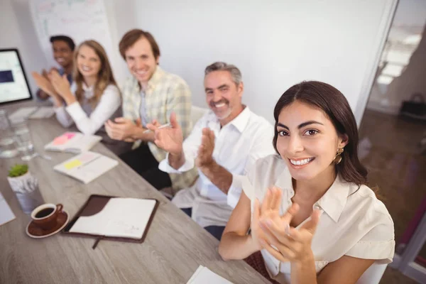 Mensen uit het bedrijfsleven applaudisseren tijdens presentatie — Stockfoto