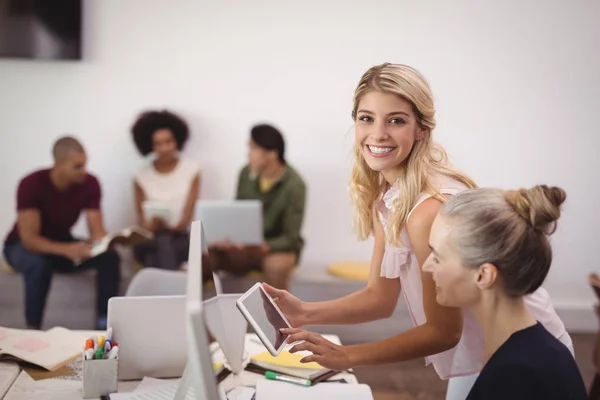 Donna d'affari spiegando al collega femminile — Foto Stock